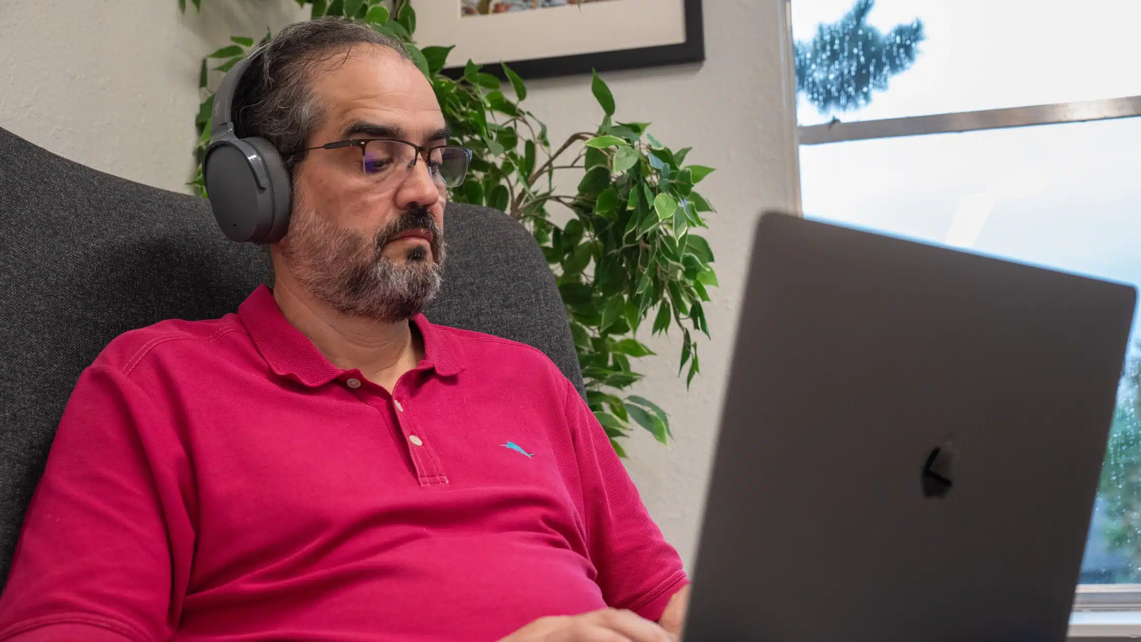 Man using CallRail to assess a dental practice's incoming call